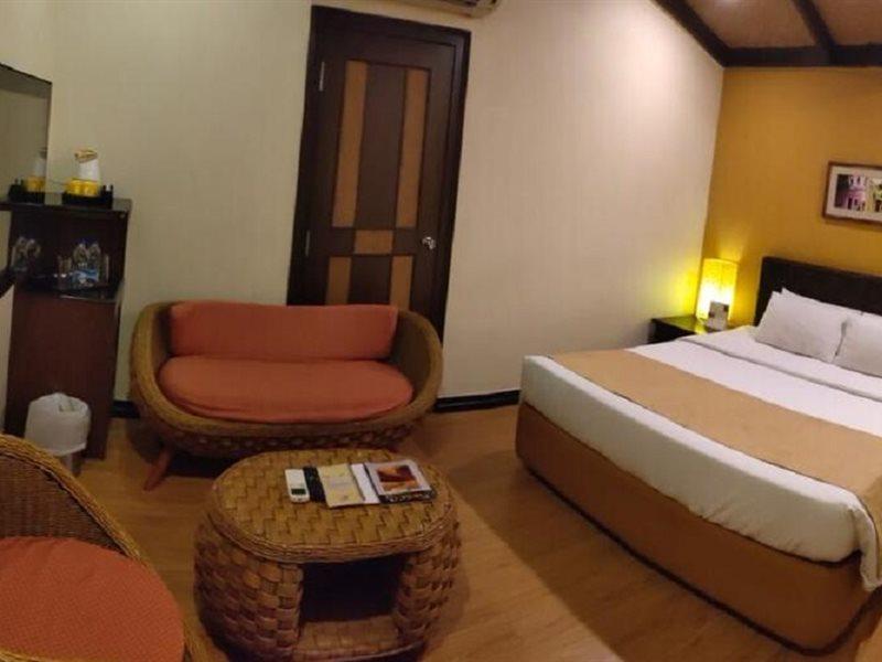 The Richmond Hotel Pondicherry Exterior photo